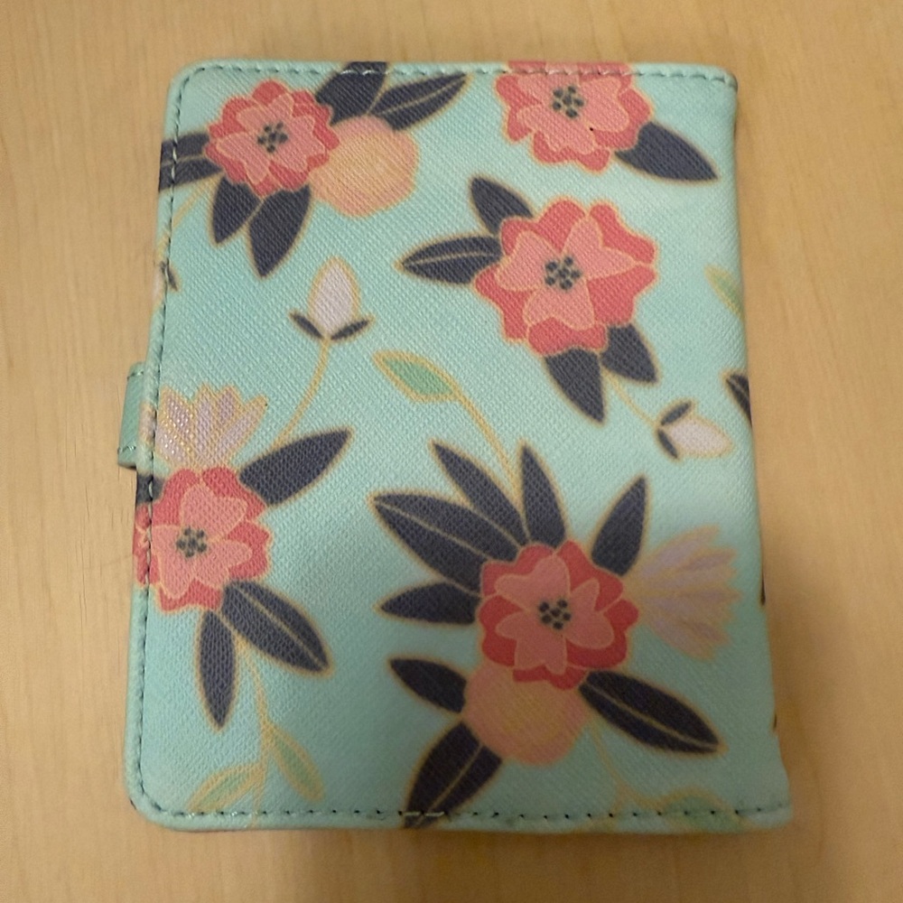 PASSPORT floral faux leather passport holder. Snap closure - Picture 2 of 3